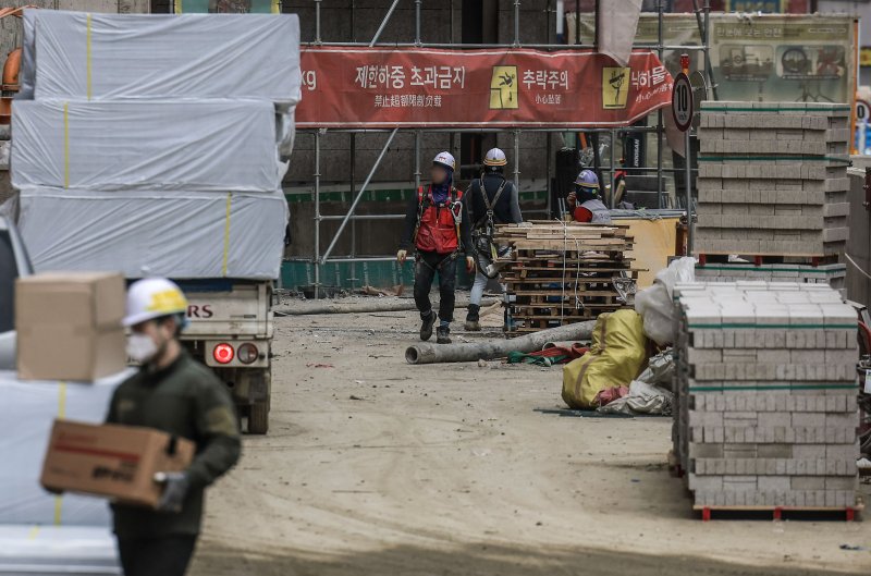 [서울=뉴시스] 정병혁 기자 = 서울시내 아파트 건설현장에서 건설노동자들이 작업을 하고 있다. 2025.03.12. jhope@newsis.com
