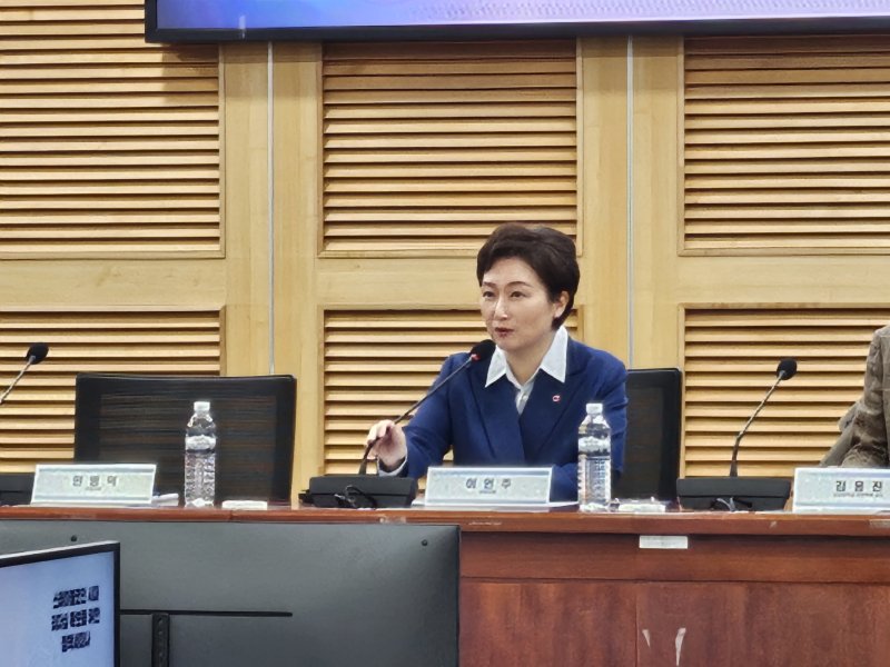 이언주 더불어민주당 최고위원이 5일 국회 의원회관에서 열린 '스테이블코인 시대 리더십 확보를 위한 정책 세미나'에서 인사말을 하고 있다.