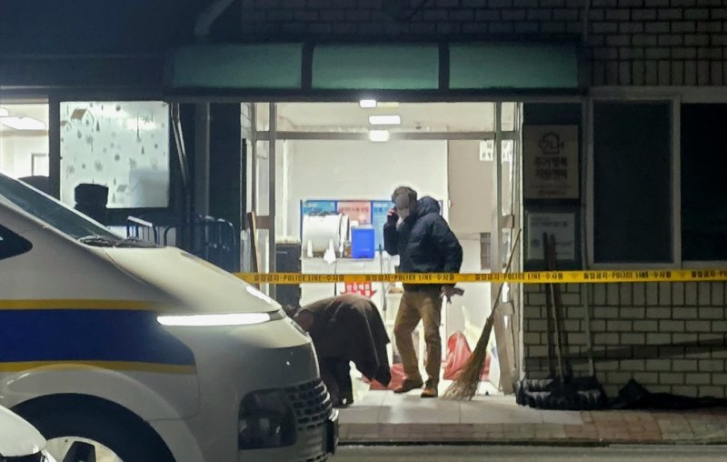 4일 천안 쌍용동의 한 아파트에서 층간소음으로 다투다 이웃 주민을 살해한 남성이 현행범으로 체포됐다. (독자 제공. 재판매 및 DB금지)