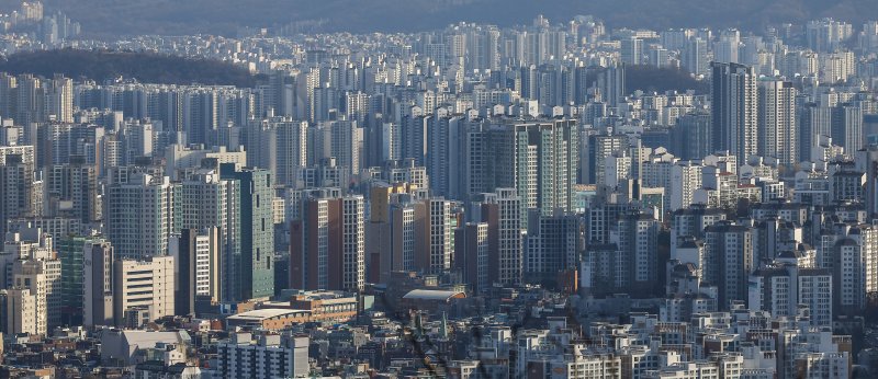 [서울=뉴시스] 정병혁 기자 = 2일 서울 중구 남산에서 시내 아파트가 보이고 있다. 수요에 비해 공급이 뒷받침되지 않으면서 전세가격은 상승세를 이어가고 있다. 한국부동산원에 따르면 10·15 대책 발표 이후인 10월20일 기준 전국 아파트 전세가격은 0.06% 오른 뒤 상승폭이 확대됐다.전세의 월세화가 가속화되는 가운데 대출규제까지 강화되면서 전세 물건은 감소세를 보이고 있다. 규제지역 지정과 토지거래허가구역 확대로 서울 전역과 경기 일부 지역에서 전세를 끼고 매매하는 갭투자도 금지되면서 전세 물건이 줄었다.2025.12.02. 
