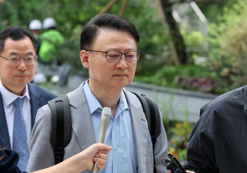 [서울=뉴시스] 배훈식 기자 = 구세현 전 웰바이오텍 대표이사가 13일 오전 서울 종로구 윤석열 전 대통령 부인 김건희 여사 의혹을 수사하는 민중기 특별검사팀 사무실에 출석하며 취재진의 질문을 받고 있다. 2025.07.13. dahora83@newsis.com