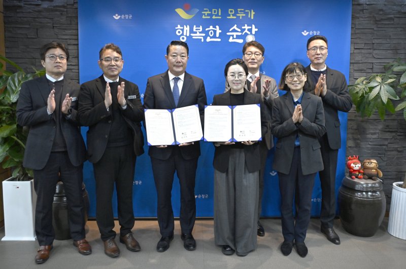 [순창=뉴시스] 5일 순창군청에서 열린 순창군과 대상의 '지역상생발전 및 지역소멸 대응을 위한 업무협약식'. 최영일 순창군수(왼쪽 세번째)와 대상 김경숙 상무(왼쪽 네번째) 등 관계자들이 기념사진을 찍고 있다. (사진=순창군 제공) 2025.12.05. photo@newsis.com *재판매 및 DB 금지