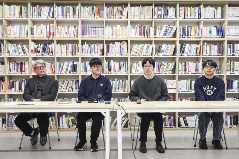 5일 오전 서울 광진구 광남고등학교에서 2026학년도 대학수학능력시험 수능 만점자 관련 언론 인터뷰를 진행하고 있다. 왼쪽부터 최재일 광남고 교장, 왕정건 학생, 고무성 광남고 담임교사, 서장협 졸업생. (공동취재) 2025.12.5/뉴스1 ⓒ News1 오대일 기자