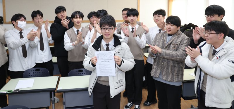 2026학년도 대학수학능력시험 성적표 배부일인 5일 전북 전주시 한일고등학교에서 수능 만점자 이하진 학생이 친구들의 축하를 받고 있다. 2025.12.5/뉴스1 ⓒ News1 유경석 기자