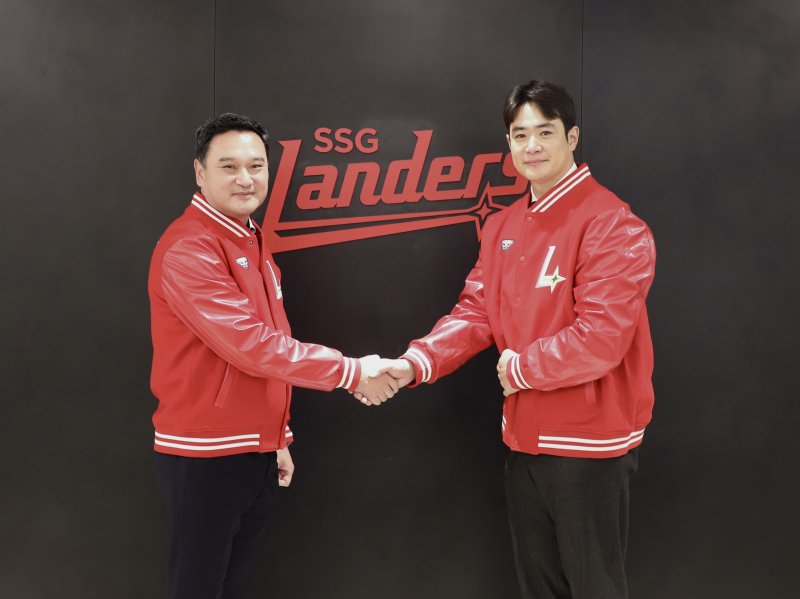 [서울=뉴시스] 프로야구 SSG 랜더스와 2년 총액 22억원에 계약한 뒤 김재섭 SSG 대표이사와 악수하는 김재환. (사진=SSG 제공). 2025.12.05.
