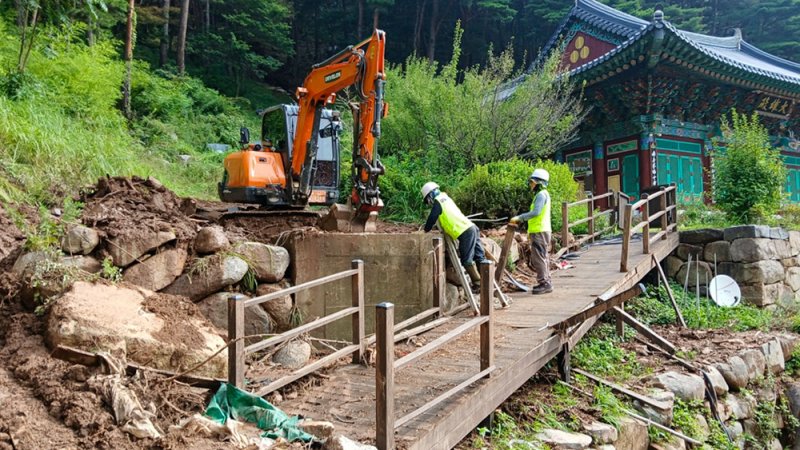 [창녕=뉴시스] 굴삭기가 지난 7월 집중호우 시 집수구를 막은 토사를 퍼내고 있다. (사진= 창녕군 제공) 2025.12.05. photo@newsis.com *재판매 및 DB 금지