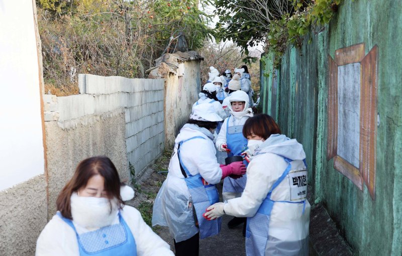 4일 전남 장흥에서 연탄 봉사에 나선 트로트 가수 박지현의 공식 팬카페 '엔돌핀' 회원들./뉴스1