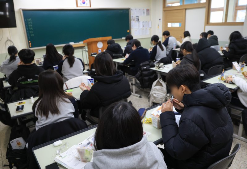 [수원=뉴시스] 김종택 기자 = 급식과 돌봄 등을 담당하는 경기지역 학교 비정규직 노동자들이 총파업에 돌입한 4일 경기 수원시 한 학교에서 학생들이 대체 급식인 빵과 음료를 먹고 있다. (공동취재) 2025.12.04. photo@newsis.com