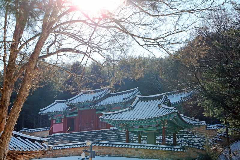 [괴산=뉴시스] 5일 충북 괴산군 화양서원이 눈으로 덮여있다. (사진= 괴산군 제공) 2025.12.05. photo@newsis.com