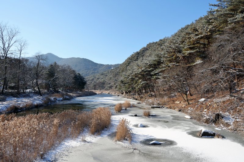 [괴산=뉴시스] 5일 충북 괴산군 화양구곡이 눈으로 덮여있다. (사진= 괴산군 제공) 2025.12.05. photo@newsis.com *재판매 및 DB 금지
