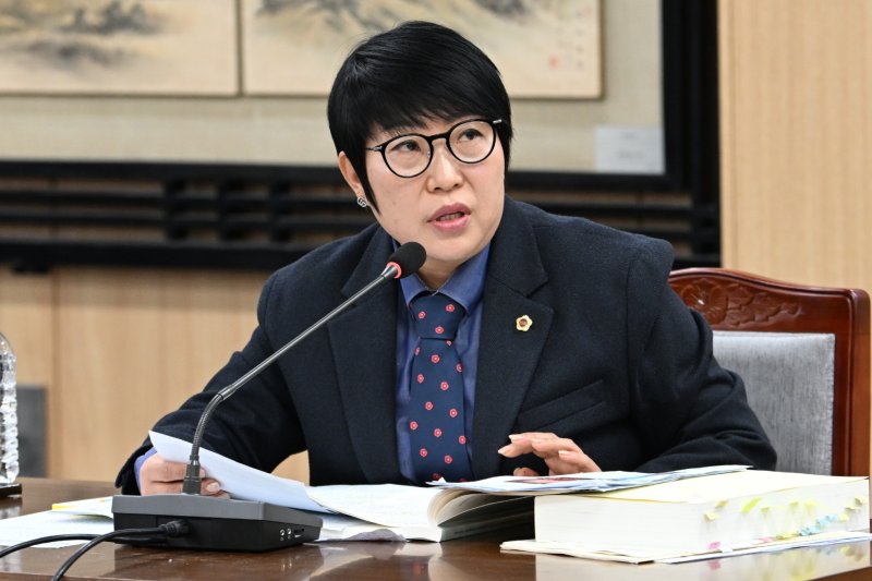[제주=뉴시스] 홍인숙 제주도의원이 5일 오전 제444회 제주도의회(정례회) 예산결산특별위원회 회의에서 질의하고 있다. (사진=제주도의회 제공) 2025.12.05. photo@newsis.com *재판매 및 DB 금지