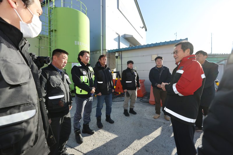 김홍규 강원 강릉시장이 5일 대전동 제설 전진기지를 방문해 제설 정비와 자재 준비 상황을 점검하고 있다.(강릉시 제공, 재판매 및 DB 금지) 2025.12.5/뉴스1