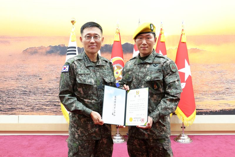 5일 육군참모총장이 최정예 300전투원에 선발된 인원에게 황금색 베레모와 휘장, 상장을 수여하고 기념촬영을 하고 있다. 육군 제공