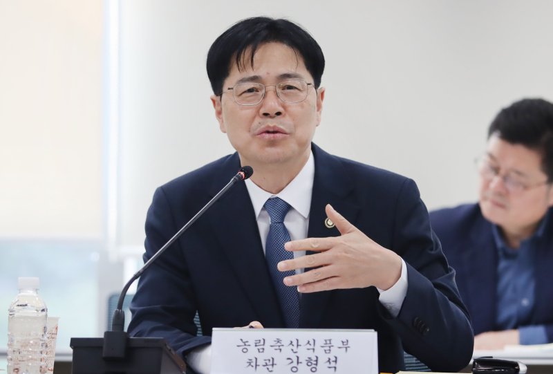 [세종=뉴시스] 강형석 농림축산식품부 차관이 24일 오후 정부세종청사에서 농어촌 기본소득 시범사업 대상 7개 군별 추진상황 점검회의를 주재하고 있다. (사진 = 농식품부 제공) 2025.11.24.