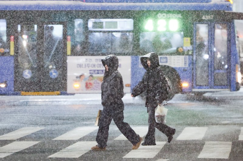 [서울=뉴시스] 황준선 기자 = 서울·인천·경기·강원 대설주의보가 발효된 지난 4일 오후 서울 중구 거리에 눈이 내리고 있다. 2025.12.04. hwang@newsis.com