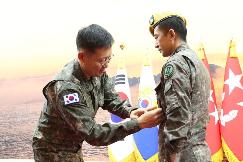 김규하(대장) 육군참모총장이 5일 최정예 300전투원에 선발된 인원에게 휘장을 달아주는 있다. 육군 제공