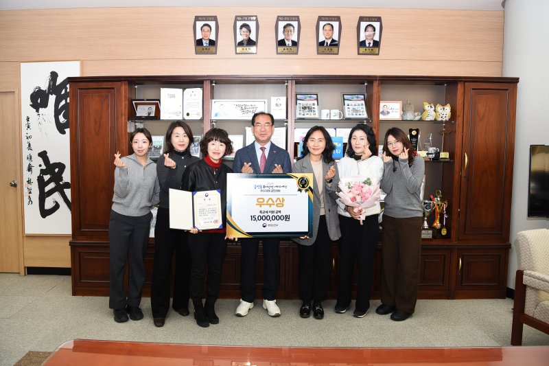 부산 사상구 관계자들이 2025년 읍·면·동 복지안전서비스 개선 우수사례 경진대회에서 우수 지자체로 선정된 뒤 기념사진을 찍고 있다.(사상구 제공. 재판매 및 DB 금지)