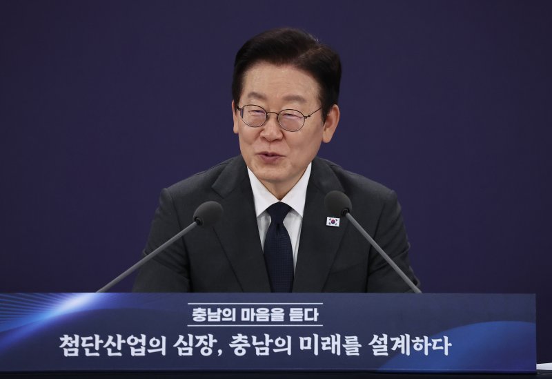 [천안=뉴시스] 고범준 기자 = 이재명 대통령이 5일 충남 천안시 한국기술교육대학교에서 열린 '충남의 마음을 듣다' 타운홀미팅에서 발언하고 있다. (대통령실통신사진기자단) 2025.12.05. bjko@newsis.com