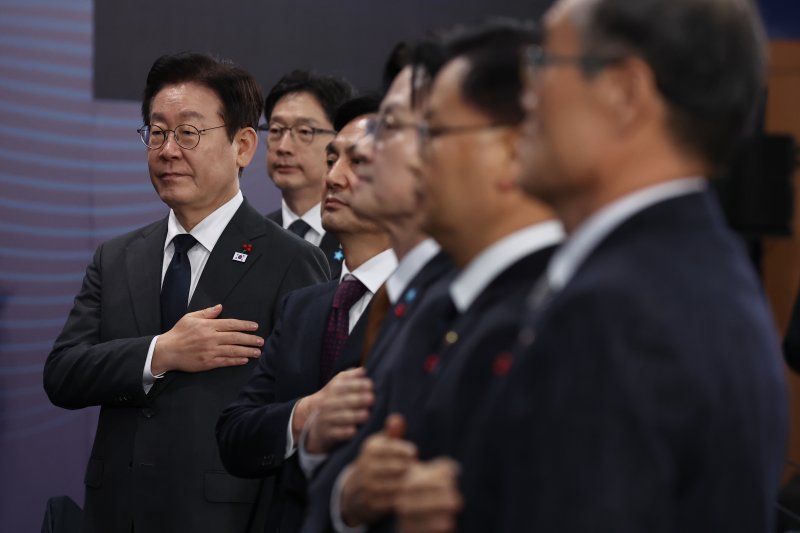 [천안=뉴시스] 고범준 기자 = 이재명 대통령이 5일 충남 천안시 한국기술교육대학교에서 열린 '충남의 마음을 듣다' 타운홀미팅에서 국민의례를 하고 있다. (대통령실통신사진기자단) 2025.12.05. bjko@newsis.com