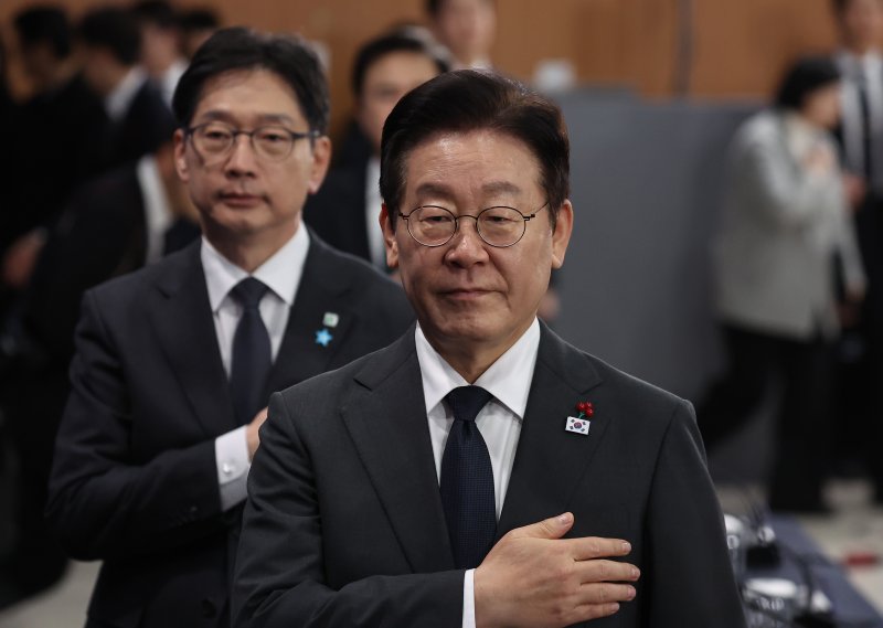 [천안=뉴시스] 고범준 기자 = 이재명 대통령이 5일 충남 천안시 한국기술교육대학교에서 열린 '충남의 마음을 듣다' 타운홀미팅에서 국민의례를 하고 있다. (대통령실통신사진기자단) 2025.12.05. bjko@newsis.com