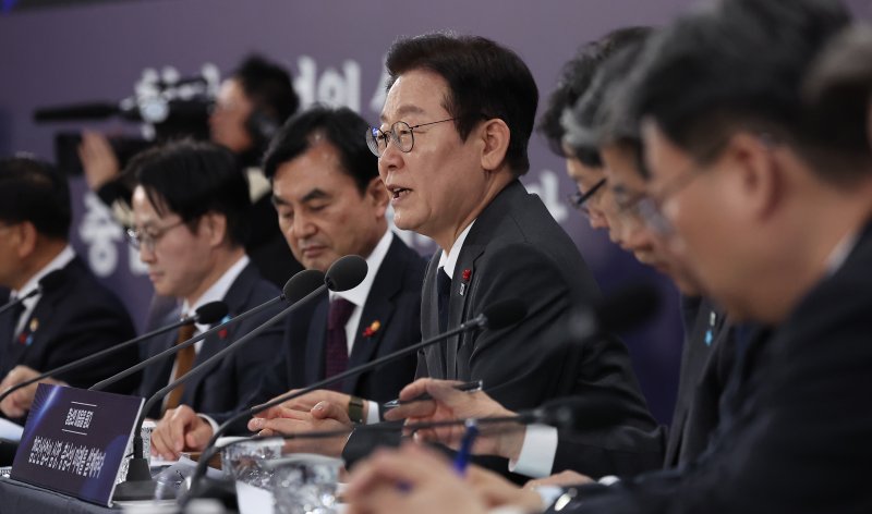 [천안=뉴시스] 고범준 기자 = 이재명 대통령이 5일 충남 천안시 한국기술교육대학교에서 열린 '충남의 마음을 듣다' 타운홀미팅에서 발언하고 있다. (대통령실통신사진기자단) 2025.12.05. bjko@newsis.com