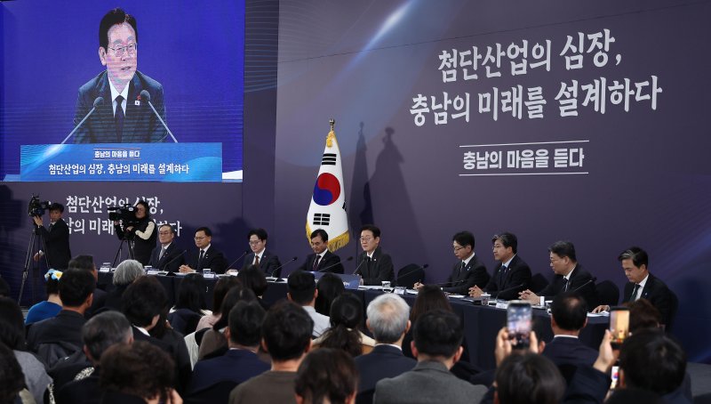 [천안=뉴시스] 고범준 기자 = 이재명 대통령이 5일 충남 천안시 한국기술교육대학교에서 열린 '충남의 마음을 듣다' 타운홀미팅에서 발언하고 있다. (대통령실통신사진기자단) 2025.12.05. bjko@newsis.com