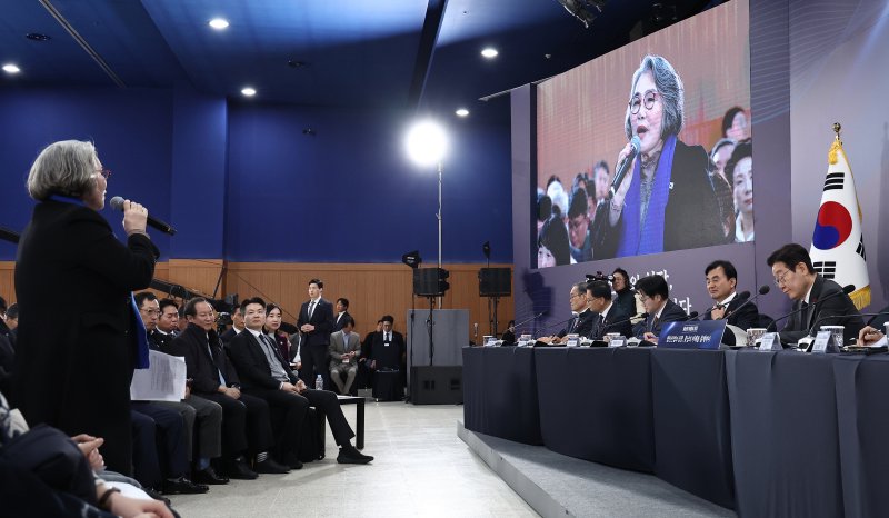 [천안=뉴시스] 고범준 기자 = 이재명 대통령이 5일 충남 천안시 한국기술교육대학교에서 열린 '충남의 마음을 듣다' 타운홀미팅에서 참석자 발언을 경청하며 메모하고 있다. (대통령실통신사진기자단) 2025.12.05. bjko@newsis.com