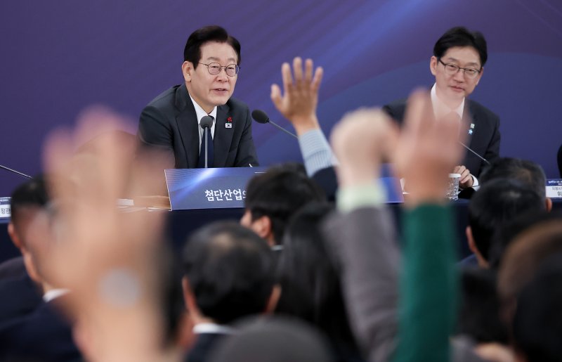 [천안=뉴시스] 고범준 기자 = 이재명 대통령이 5일 충남 천안시 한국기술교육대학교에서 열린 '충남의 마음을 듣다' 타운홀미팅에서 참석자들의 질문을 받고 있다. (대통령실통신사진기자단) 2025.12.05. bjko@newsis.com