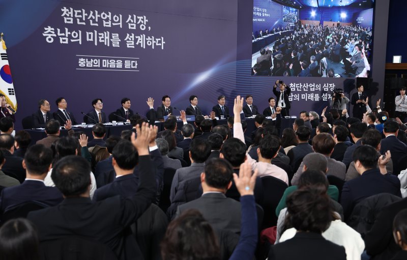 [천안=뉴시스] 고범준 기자 = 이재명 대통령이 5일 충남 천안시 한국기술교육대학교에서 열린 '충남의 마음을 듣다' 타운홀미팅에서 충남·대전 통합 관련 참석자들의 의견을 거수로 확인하고 있다. (대통령실통신사진기자단) 2025.12.05. bjko@newsis.com