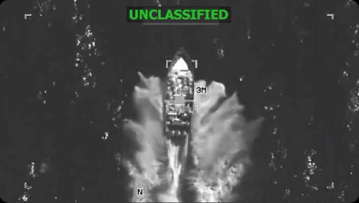 [서울=뉴시스]미군 남부사령부는 4일(현지 시간) 소셜미디어 엑스(X·구 트위터)에 "'서던 스피어(미주 역내 마약 소탕 작전)' 합동 태스크포스(TF)는 4일 피트 헤그세스 국방장관 지시에 따라 국제 수역에서 '지정 테러조직'이 운용하는 선박에 치명적 타격을 가했다"고 발표했다. (사진=남부사령부 X 캡처) 2025.12.05.