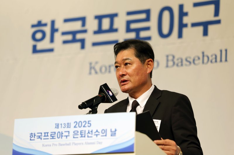 [서울=뉴시스] 홍효식 기자 = 5일 서울 강남구 호텔 리베라 청담 베르사이유 홀에서 열린 2025 한국프로야구 은퇴선수의 날에서 이종범 한국프로야구 은퇴선수협회 제5대 회장이 취임사를 하고 있다. 2025.12.05. yesphoto@newsis.com