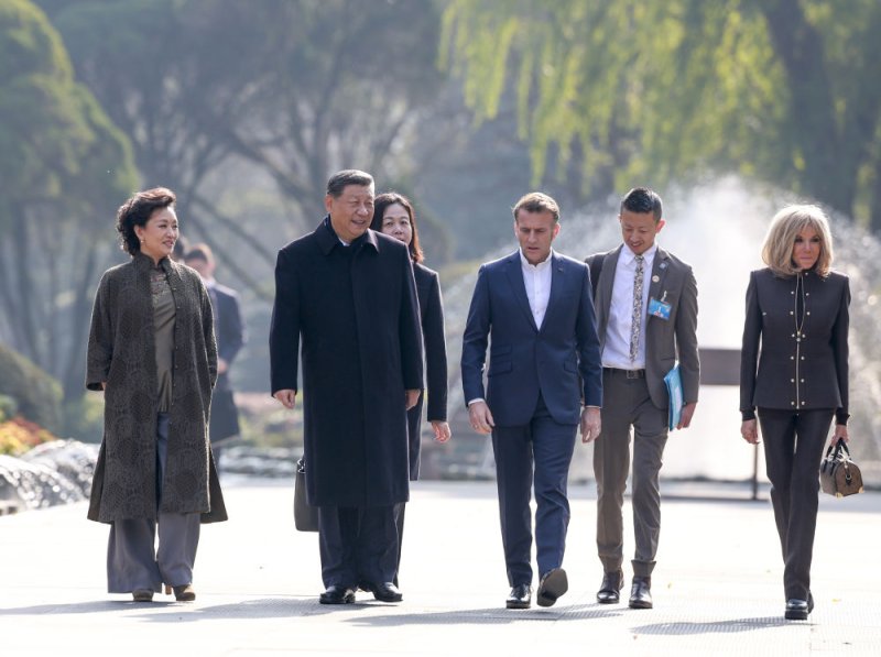[서울=뉴시스]시진핑 중국 국가주석이 5일 자국을 국빈 방문 중인 에마뉘엘 마크롱 프랑스 대통령과 쓰촨성 청두에서 비공식 회동을 가졌다. 시 주석과 마크롱 대통령 부부가 청두 두장옌에서 산책하는 모습. <사진출처: 신화통신 위챗>2025.12.05