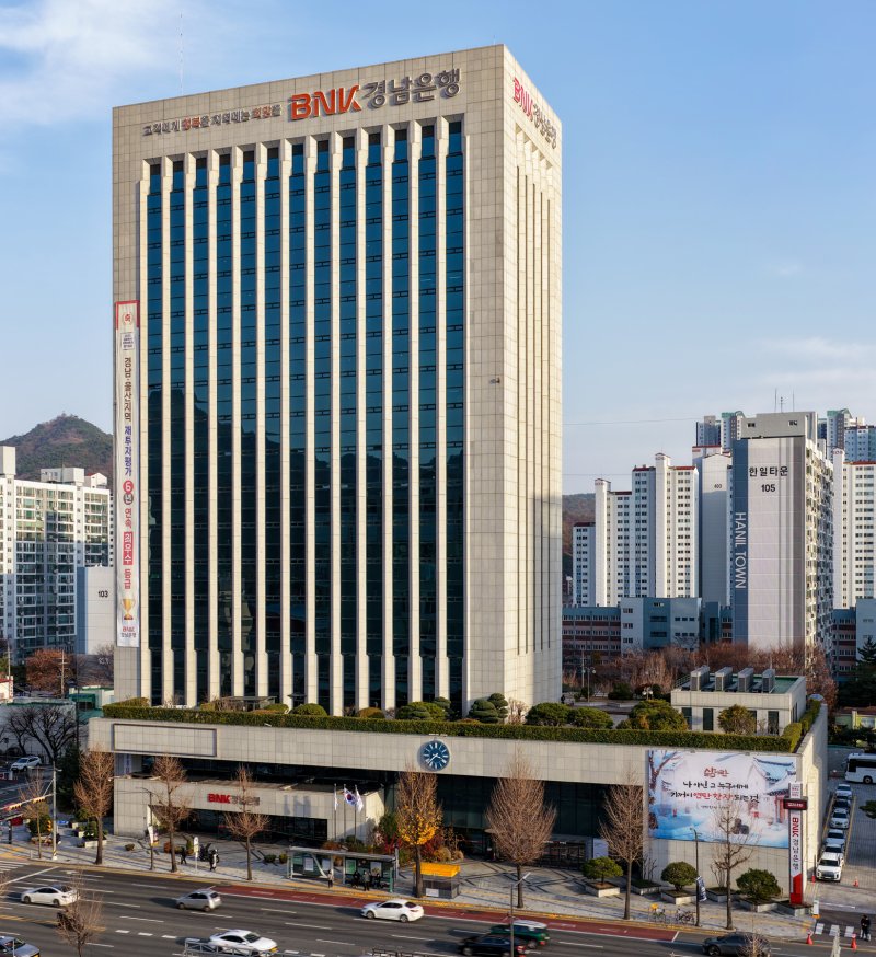 [창원=뉴시스]BNK경남은행 창원 본점과 오른쪽 아래 '2025 겨울 공감글판'.(사진=BNK경남은행 제공) 2025.12.05. photo@newsis.com