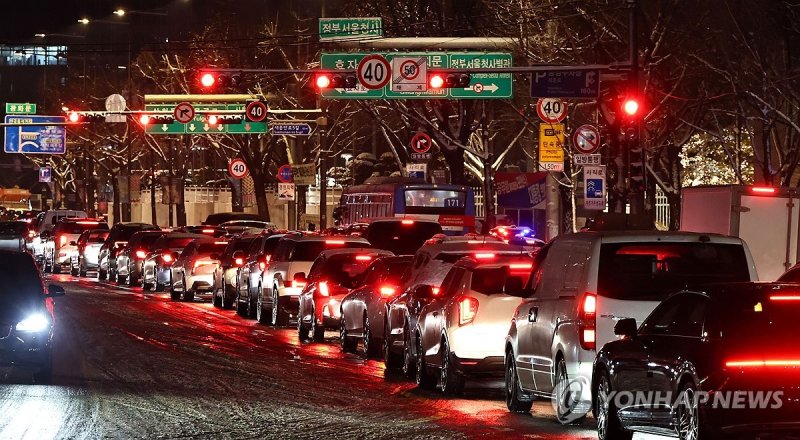 빙판길에 밤늦게까지 도로 마비 (출처=연합뉴스)
