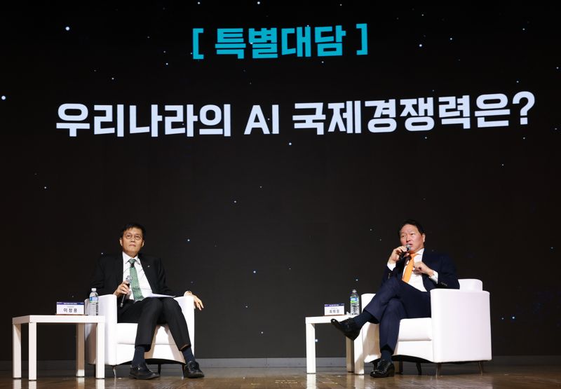 이창용 한국은행 총재(왼쪽)와 최대원 대한상공회의소 회장(SK그룹 회장)이 5일 서울 중구 대한상의 국제회의장에서 열린 ‘제4회 BOK-KCCI 세미나’ 특별대담에 참석했다. 한은 제공