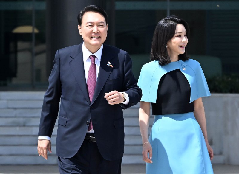 윤석열 대통령과 김건희 여사가 30일 오후(현지시간) 3박5일 동안 스페인 마드리드에서 열린 나토(NATO·북대서양조약기구) 정상회의 첫 순방을 마치고 바라하스 국제공항에서 공군1호기로 이동하며 이야기를 나누고 있다. (대통령실사진기자단) 2022.6.30/뉴스1 ⓒ News1 오대일 기자
