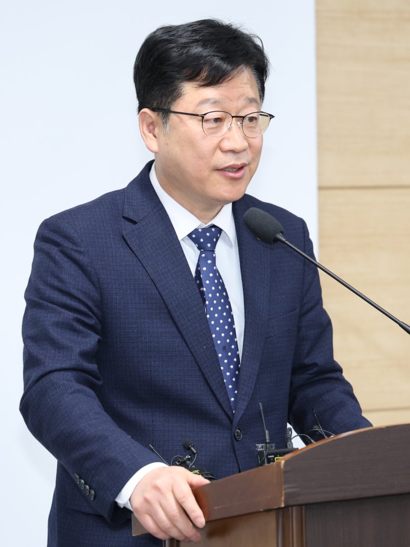 안호영 더불어민주당 국회의원이 5일 전북 전주시 전주시청에서 완주·전주 통합 관련 기자회견을 열고 질의에 답변을 하고 있다. 2025.12.5/뉴스1 ⓒ News1 유경석 기자