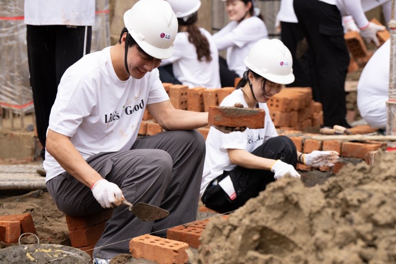 [서울=뉴시스]LG전자 임직원의 자발적 참여로 구성된 '라이프스굿(Life's Good)' 봉사단이 지난 9월 미얀마 양곤에서 현지 청소년들의 교육환경 개선 활동을 진행했다. (사진=LG전자 제공) photo@newsis.com *재판매 및 DB 금지