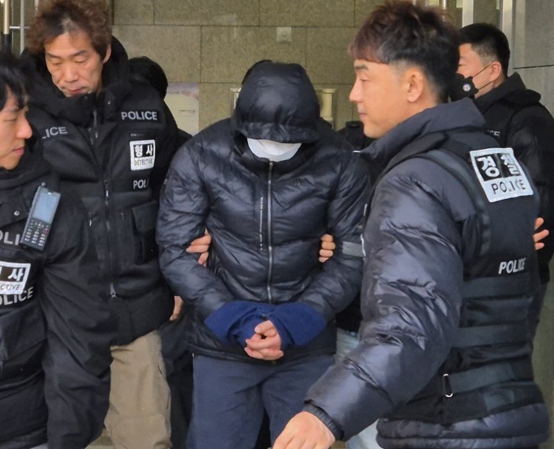 강원 양양군청 직장 내 괴롭힘 의혹 피의자 A 씨가 5일 오후 춘천지법 속초지원에서 열린 구속 전 피의자 심문(영장실질심사)을 받은 후 법정을 나서고 있다. 2025.12.5/뉴스1 ⓒ News1 윤왕근 기자