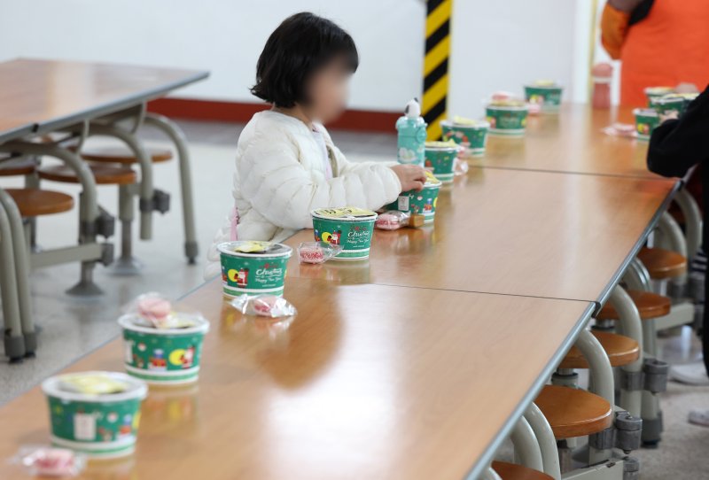전국학교비정규직연대회의가 파업에 들어간 5일 대구의 한 초등학교 급식실에서 학생들이 대체식으로 점심 식사를 하고 있다. 2025.12.5/뉴스1 ⓒ News1 공정식 기자