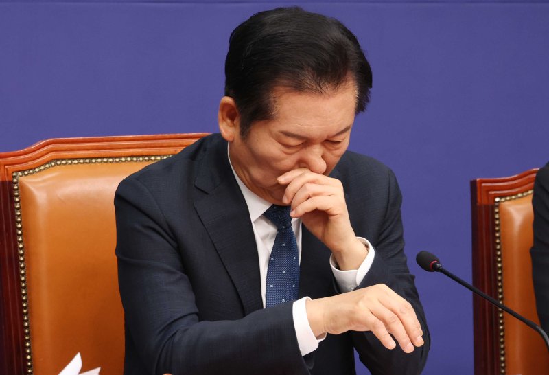 [서울=뉴시스] 조성봉 기자 = 정청래 더불어민주당 대표가 5일 서울 여의도 국회에서 열린 최고위원회의에서 잠시 생각에 잠겨있다. 2025.12.05. suncho21@newsis.com