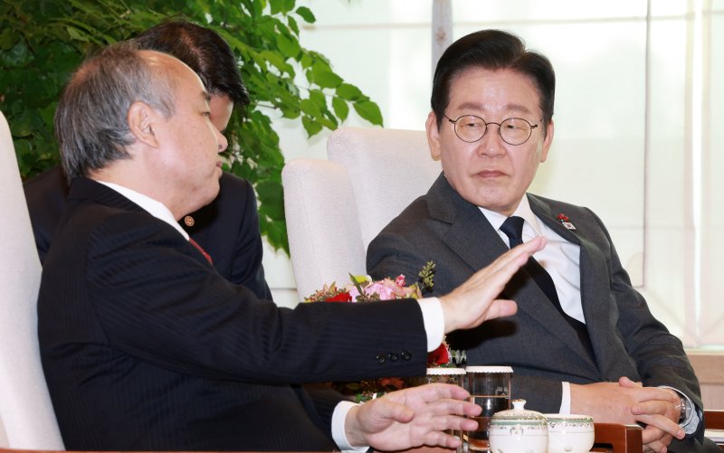 [서울=뉴시스] 고범준 기자 = 이재명 대통령이 5일 서울 용산 대통령실 청사에서 손정의 소프트뱅크그룹 회장 접견을 하며 손 회장 발언을 듣고 있다. 2025.12.05. bjko@newsis.com