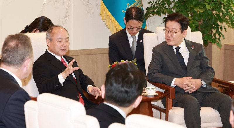 [서울=뉴시스] 고범준 기자 = 손정의 소프트뱅크그룹 회장이 5일 서울 용산 대통령실 청사에서 이재명 대통령을 예방하며 발언하고 있다. 2025.12.05. bjko@newsis.com