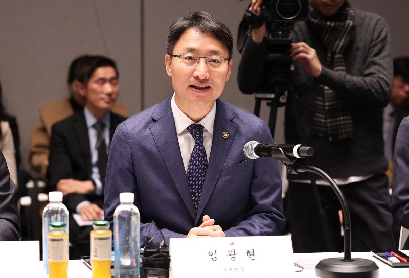 [서울=뉴시스] 임광현 국세청장이 28일 서울 영등포구 주한미국상공회의소(AMCHAM)에서 열린 '국세청-주한미국상공회의소 간담회'에 참석해 발언하고 있다. (사진=국세청 제공) 2025.11.28. photo@newsis.com *재판매 및 DB 금지