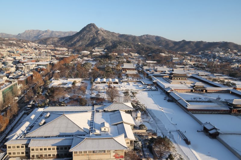 [서울=뉴시스] 김명원 기자 = 어제 수도권에 폭설로 찾아온 첫눈이 5일 오전 서울 종로구 경복궁에 하얀세상의 풍경을 보여주고 있다. 2025.12.05. kmx1105@newsis.com