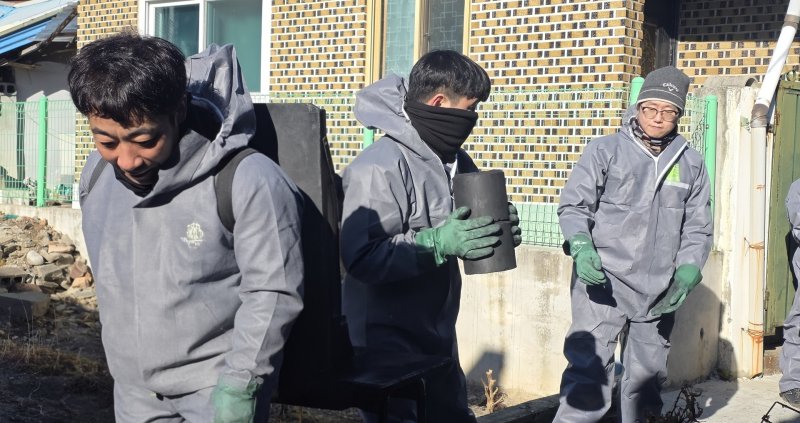 4일 영풍 석포제련소 관계자들이 석포면 난방 취약가구에 연탄을 배달하고 있다. (영풍 제공)