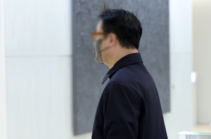 [서울=뉴시스] 홍효식 기자 = 윤석열 전 대통령 부인 김건희 여사의 오빠 김진우 씨가 27일 오전 서울 종로구 KT 광화문빌딩 웨스트에 마련된 김건희 여사 의혹을 수사하는 민중기 특별검사 사무실로 출석하고 있다. 2025.11.27. yesphoto@newsis.com