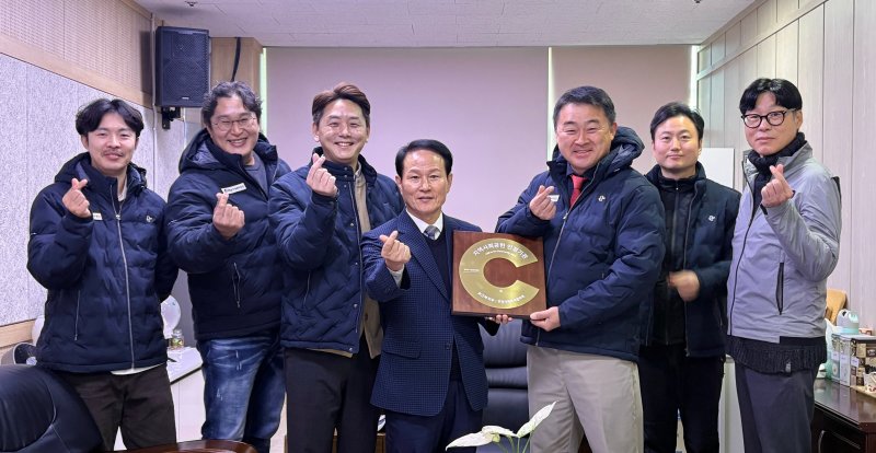 [합천=뉴시스] 합천시설관리공단 인정패 수여식 (사진=합천군시설관리공단 제공) 2025.12.05. photo@newsis.com *재판매 및 DB 금지