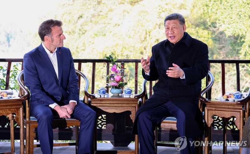 지난 5일 쓰촨성 청두 두장옌에서 시진핑 중국 국가주석(오른쪽)과 에마뉘엘 마크롱 프랑스 대통령이 대화를 나누고 있다. 연합뉴스