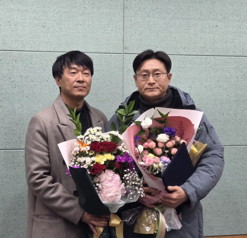 [전주=뉴시스] 김민수 기자 = 제50대 전북기자협회장에 당선된 정원익 JTV 기자(오른쪽)가 당선증을 받고 기념촬영을 하고 있다. 2025.12.05. leo@newsis.com *재판매 및 DB 금지